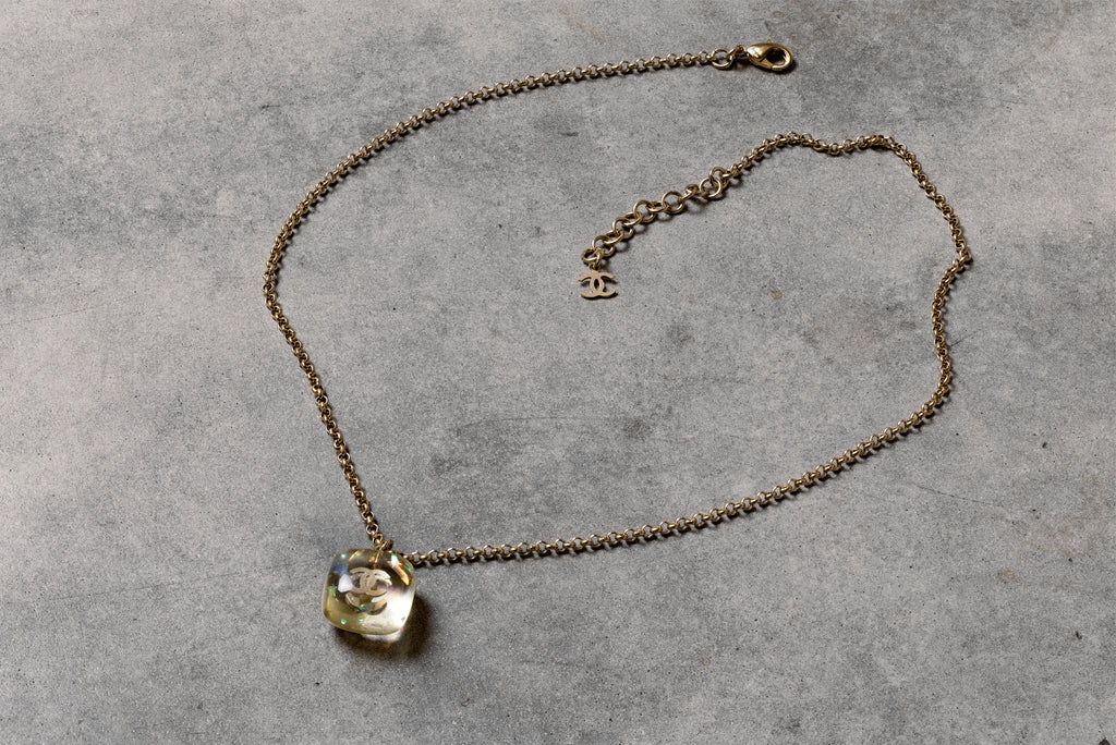 Chanel gold necklace resin collier résine iridescent chaine dorée